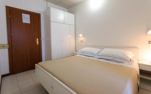 Basic Double Room image 1