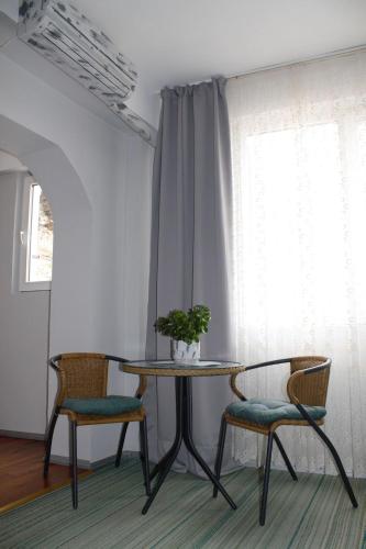 Central Hotel - image 4