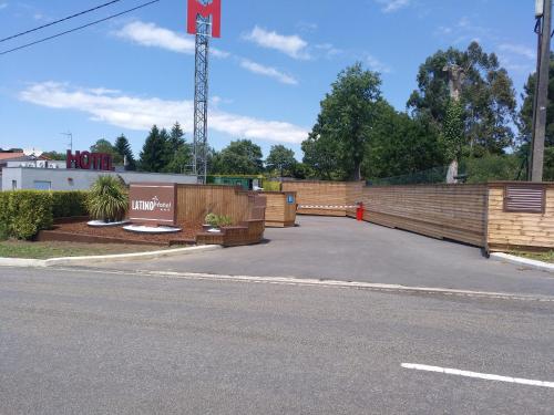 Motel Latino, Llanera
