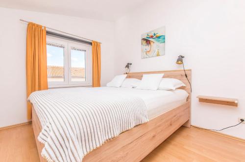 One-Bedroom Apartment image 9