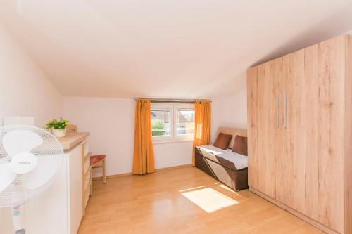 One-Bedroom Apartment image 1