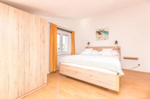 One-Bedroom Apartment image 7