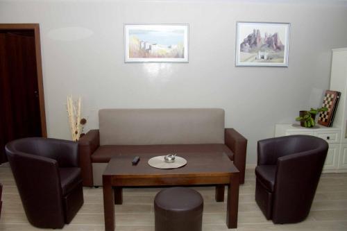 Stariya oreh pool & garden - main image