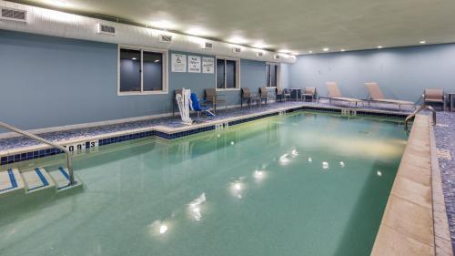 สระว่ายน้ำ, Holiday Inn Express & Suites Detroit - Farmington Hills By IHG in โนวี