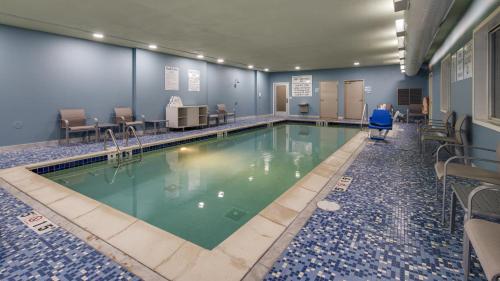 สระว่ายน้ำ, Holiday Inn Express & Suites Detroit - Farmington Hills By IHG in โนวี