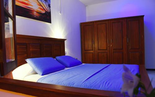 Queen Room with Balcony image 2