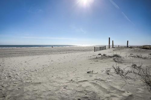 Condo with Pool and Beach Access 1 Mi to Pier! - image 12