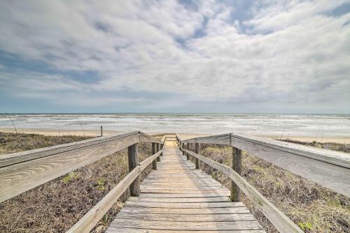 Port Aransas Condo with Pool, Ocean View No Pet Fee in Mustang Beach, USA