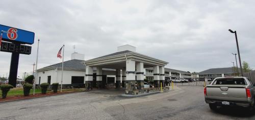 Motel 6-Memphis, TN - Graceland - Photo 1 of 18