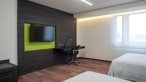 294149911 Holiday Inn Express Mexico Aeropuerto by IHG