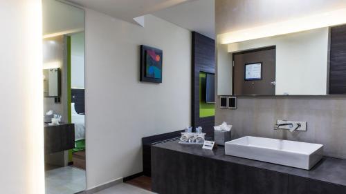 294149916 Holiday Inn Express Mexico Aeropuerto by IHG