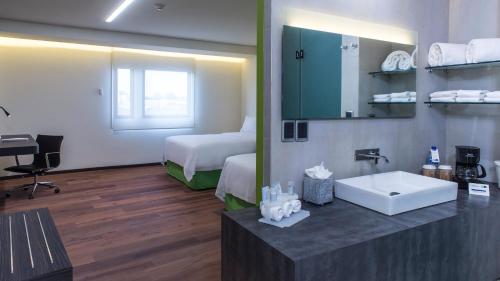 294149931 Holiday Inn Express Mexico Aeropuerto by IHG