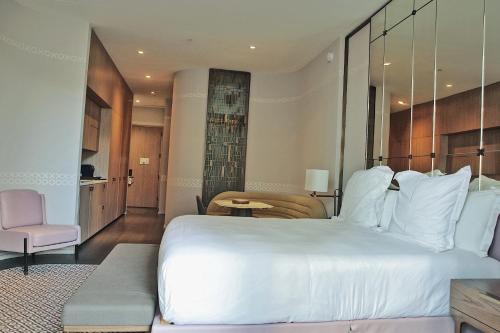 Aluna Lux Suites at SLS Lux Brickell Building thumb 2