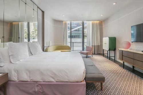 Aluna Lux Suites at SLS Lux Brickell Building detail
