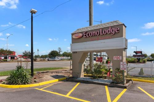 Econo Lodge Inn & Suites I-64 & US 13 - image 11