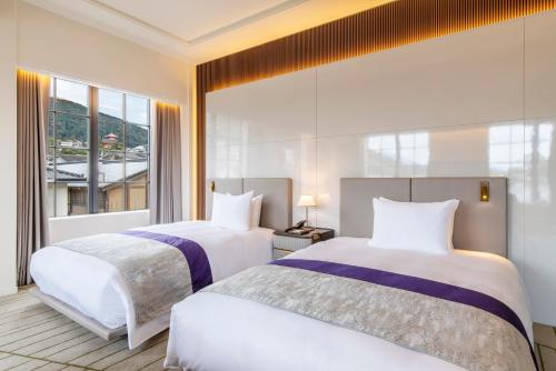 Premium Corner Twin Room with Free Lounge Access