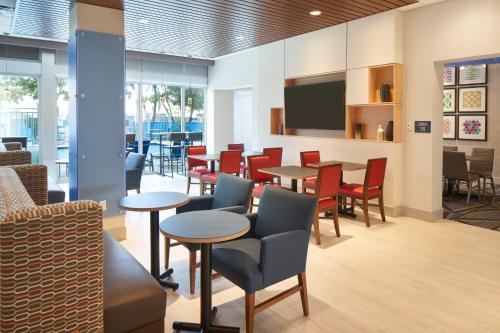 Holiday Inn Express Doral Miami, an IHG Hotel