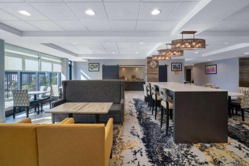 La Quinta by Wyndham Raleigh Downtown North - image 13