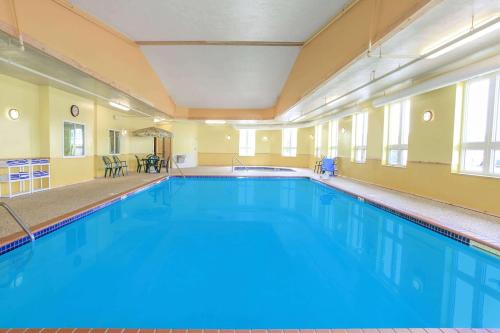 Super 8 by Wyndham Sault Ste. Marie - image 3