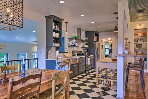 Beautiful Hill Country Cottage - Walk to Downtown! in Comfort (TX)