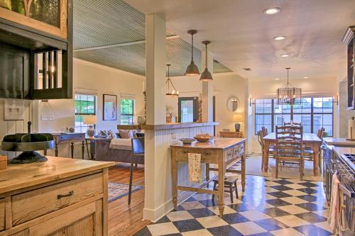 Beautiful Hill Country Cottage - Walk to Downtown! in Comfort (TX)