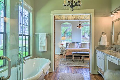 Beautiful Hill Country Cottage - Walk to Downtown! in Comfort (TX)