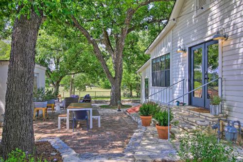 Comfort Cottage with Patio by Top Outdoor Attractions - image 10