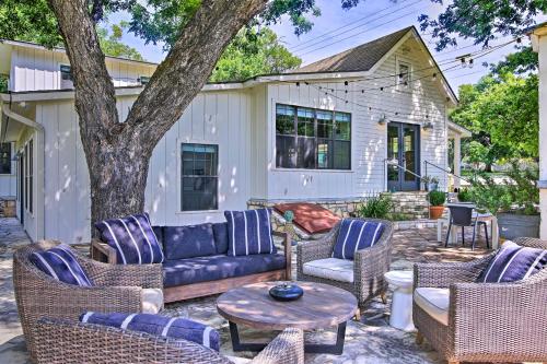 Beautiful Hill Country Cottage - Walk to Downtown!