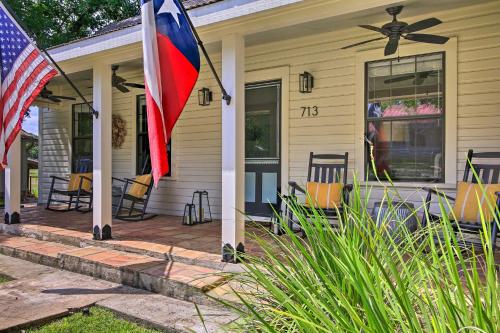 Beautiful Hill Country Cottage - Walk to Downtown!