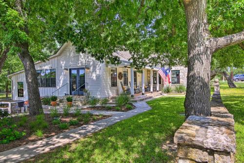 Beautiful Hill Country Cottage - Walk to Downtown!