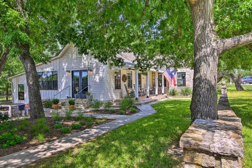 Beautiful Hill Country Cottage - Walk to Downtown! in Comfort (TX)