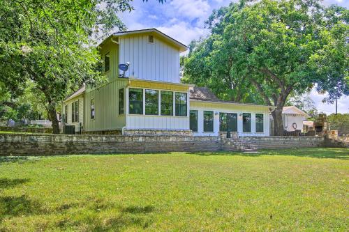 Beautiful Hill Country Cottage - Walk to Downtown!