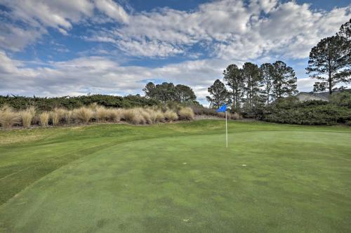 Golfbane (på stedet), Myrtle Beach Condo with Golf Course - Boardwalk 9 Mi in Carolina Forest