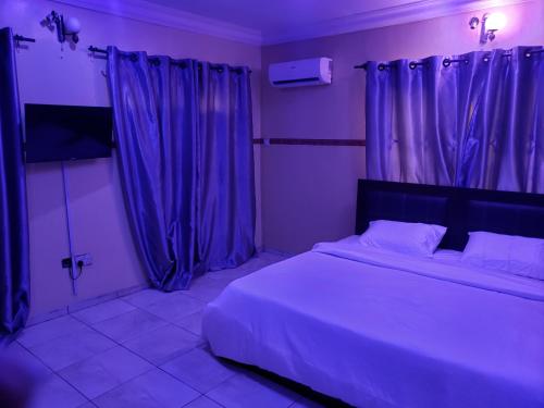 Ell & Bee Suites