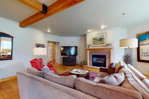 Luxury in Arrowhead in Edwards, USA