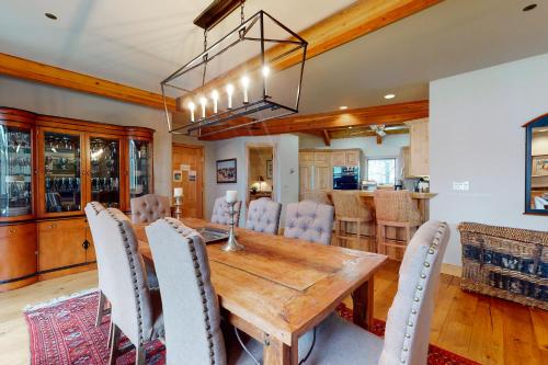 Luxury in Arrowhead in Edwards, USA