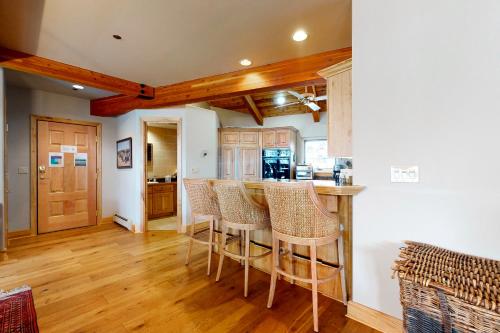 Luxury in Arrowhead in Edwards, USA