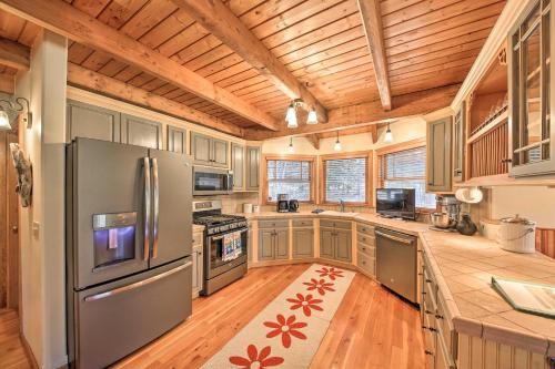 Serene Retreat with Deck Near Lake and Boat Ramp - image 2
