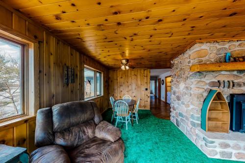 Mitten Lake Retreat - image 7