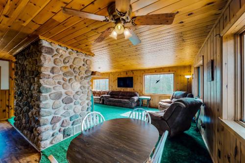 Mitten Lake Retreat - image 8