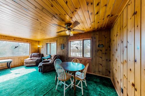 Mitten Lake Retreat - image 9