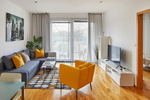 Sunlit Condo in Vinohrady by Prague Days