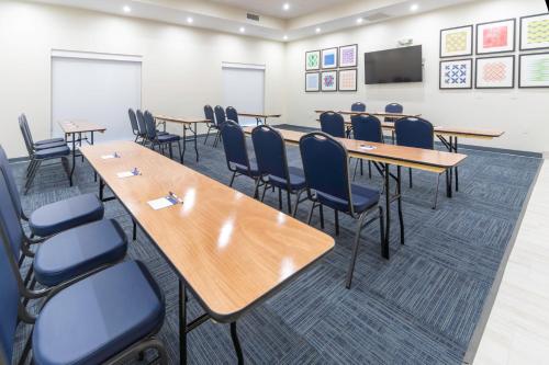 Holiday Inn Express and Suites Fort Myers Airport By IHG - 회의실/연회장