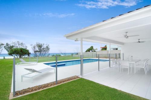 . Sentosa on Tugun - Beachfront 5 Bedroom