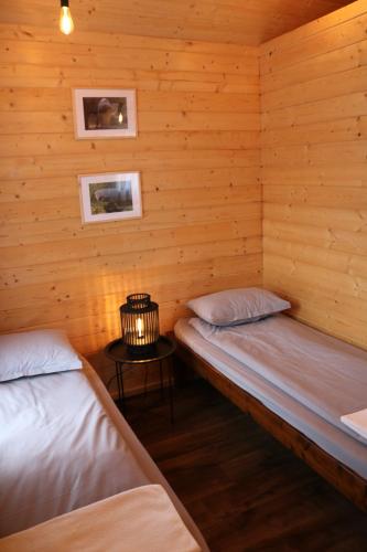 2 twin beds
