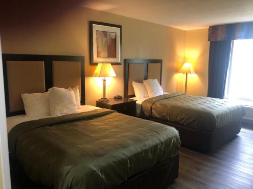 Quality Inn & Suites Woodstock near Lake Geneva