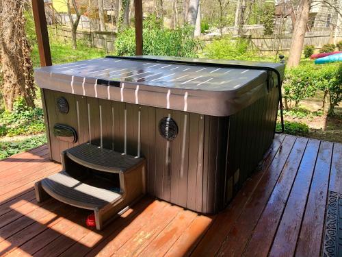 Luxurious Private Studio Get-away w/ Hot Tub & Koi Pond in Acworth, USA