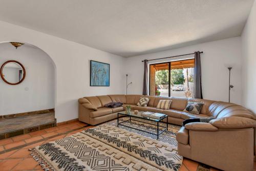 Stylish Scottsdale Home with Yard Pets Welcome - image 2