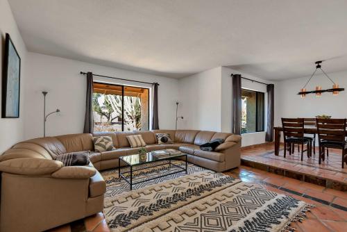 Stylish Scottsdale Home with Yard Pets Welcome - image 3