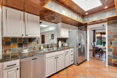 Stylish Scottsdale Home with Yard Pets Welcome - image 14